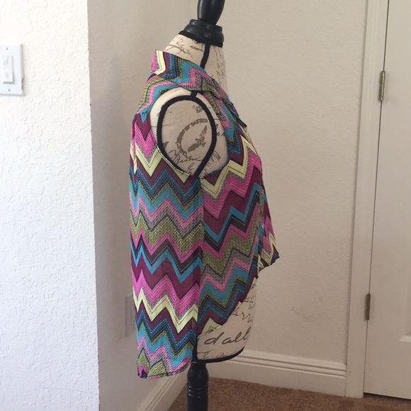 Romantic Sini zigzag Button down Blouse!! - Picture 4 of 7